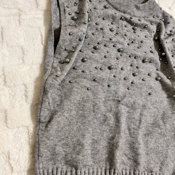 Gray Sleeveless Sweater with Beaded Design - Picture 5 of 7